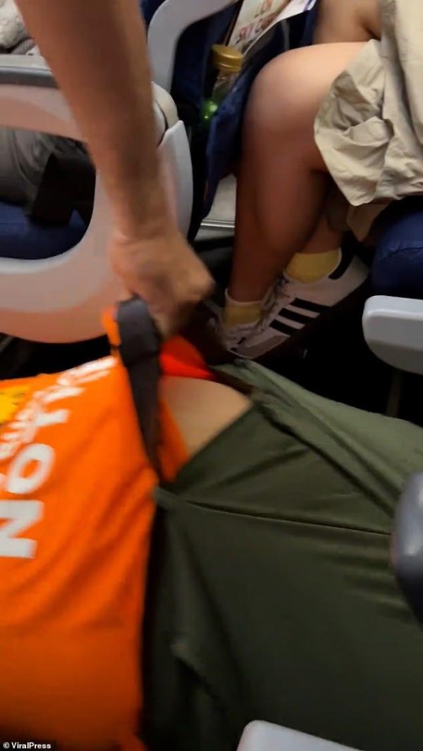 启点配资 外国男子太胖被拖下飞机，警员用绳子将其拖离，航班延误一小时