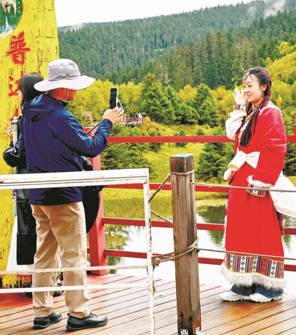 红腾网配资 藏民家访受热捧 游客沉浸式体验民族风情